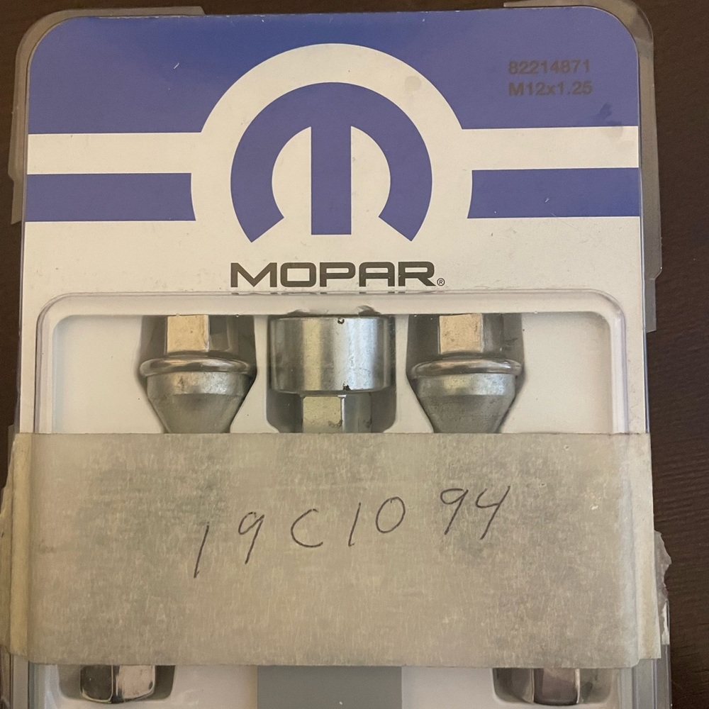 Mopar jeep renegade wheel lock kit NEW